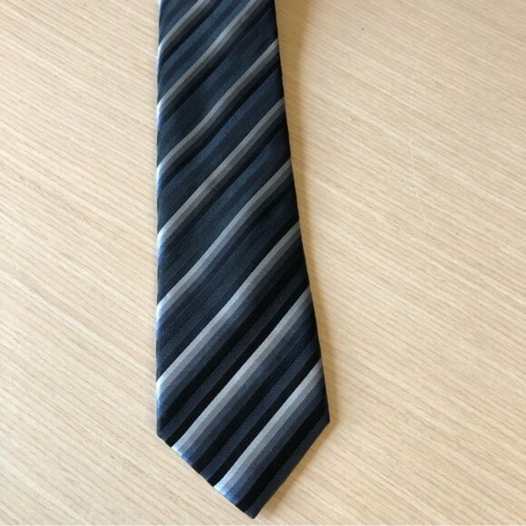 💕2/$30 💕Kenneth Cole Reaction 100% Silk Blues Striped Tie - Picture 2 of 4